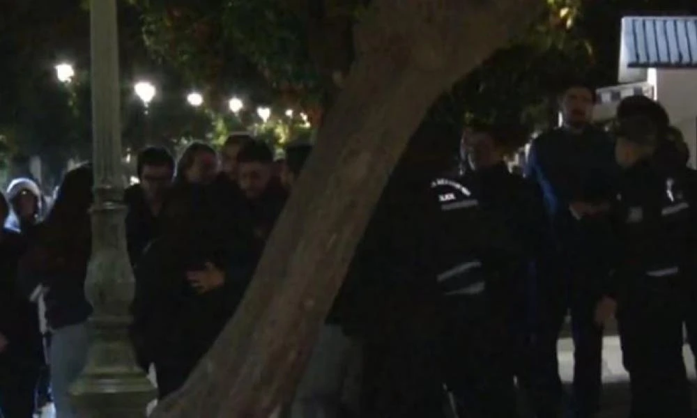 Νέα "καταδρομική" φοιτητών στο Μέγαρο Μαξίμου - Ύψωσαν πανό για τα μη κρατικά πανεπιστήμια (Βίντεο)